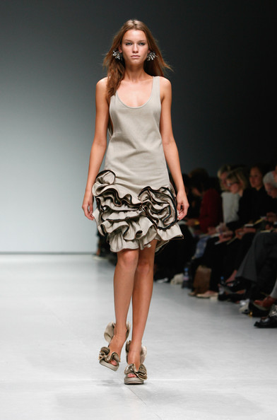 london-fashion-week-spring-summer-2009-emma-cook-corsage-dress london fashion week spring summer 2009 emma cook corsage dress London Fashion Week Spring/Summer 2009: Ready for Vacations