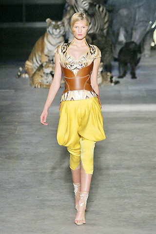 paris fashion week spring summer 2009 alexander mcqueen leather corset Paris Fashion Week Spring/Summer 2009