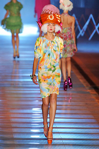 paris fashion week spring summer 2009 john galliano pleated dress Paris Fashion Week Spring/Summer 2009